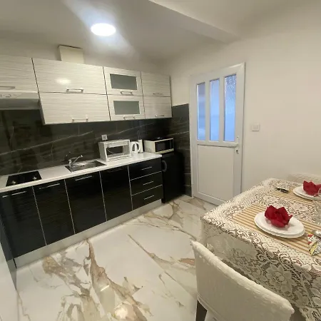 Апартаменты King's Landing Esma' House